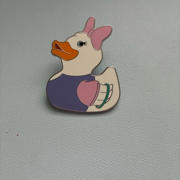 Disney Accessories - Disney duck pin